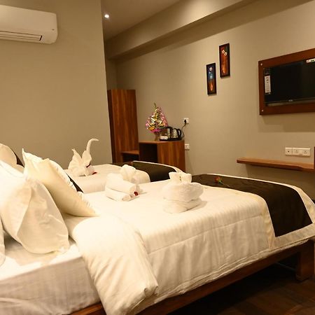 Neel Clarks Inn Express Агра Екстер'єр фото