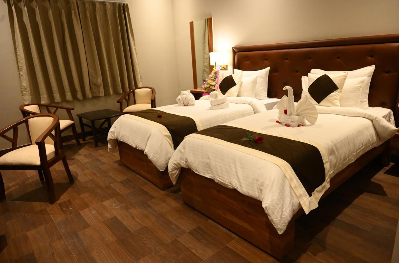 Neel Clarks Inn Express Агра Екстер'єр фото