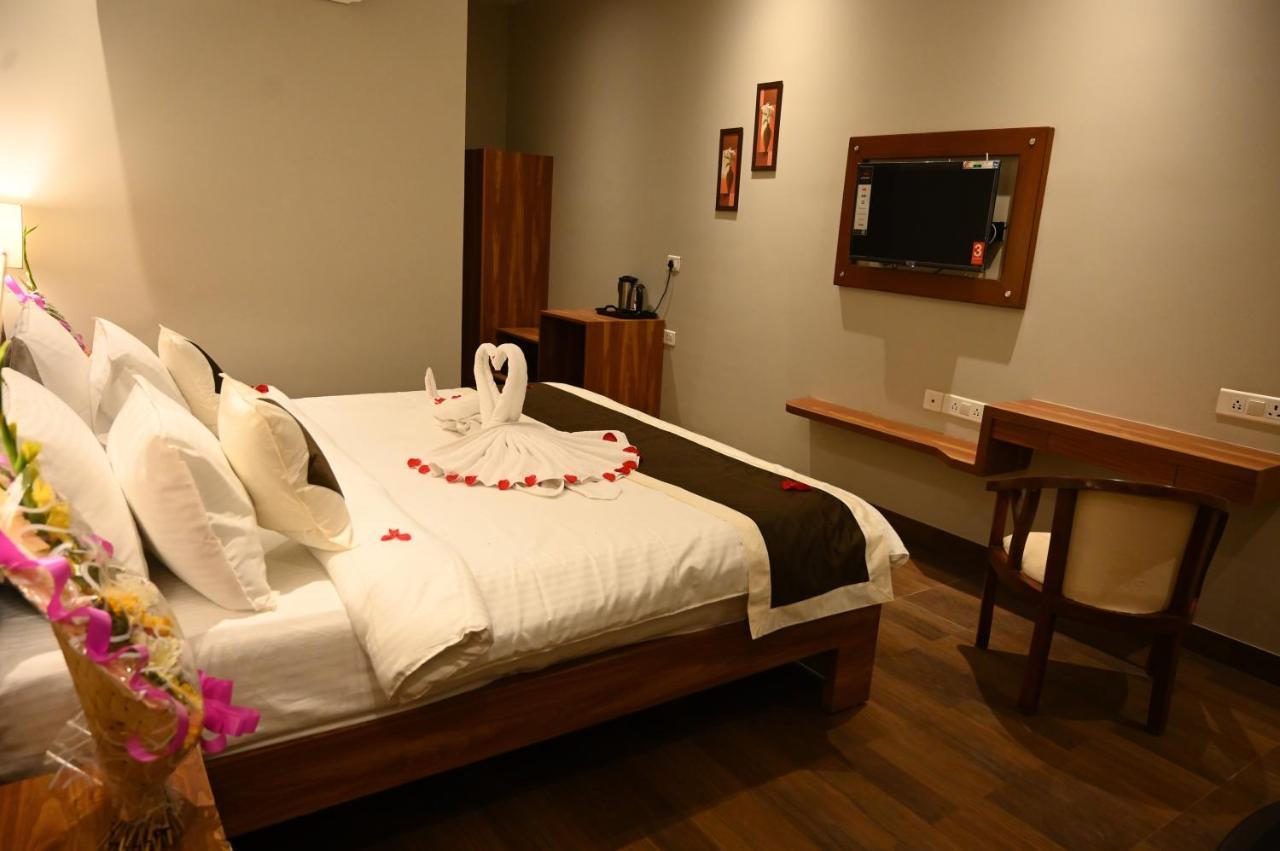 Neel Clarks Inn Express Агра Екстер'єр фото