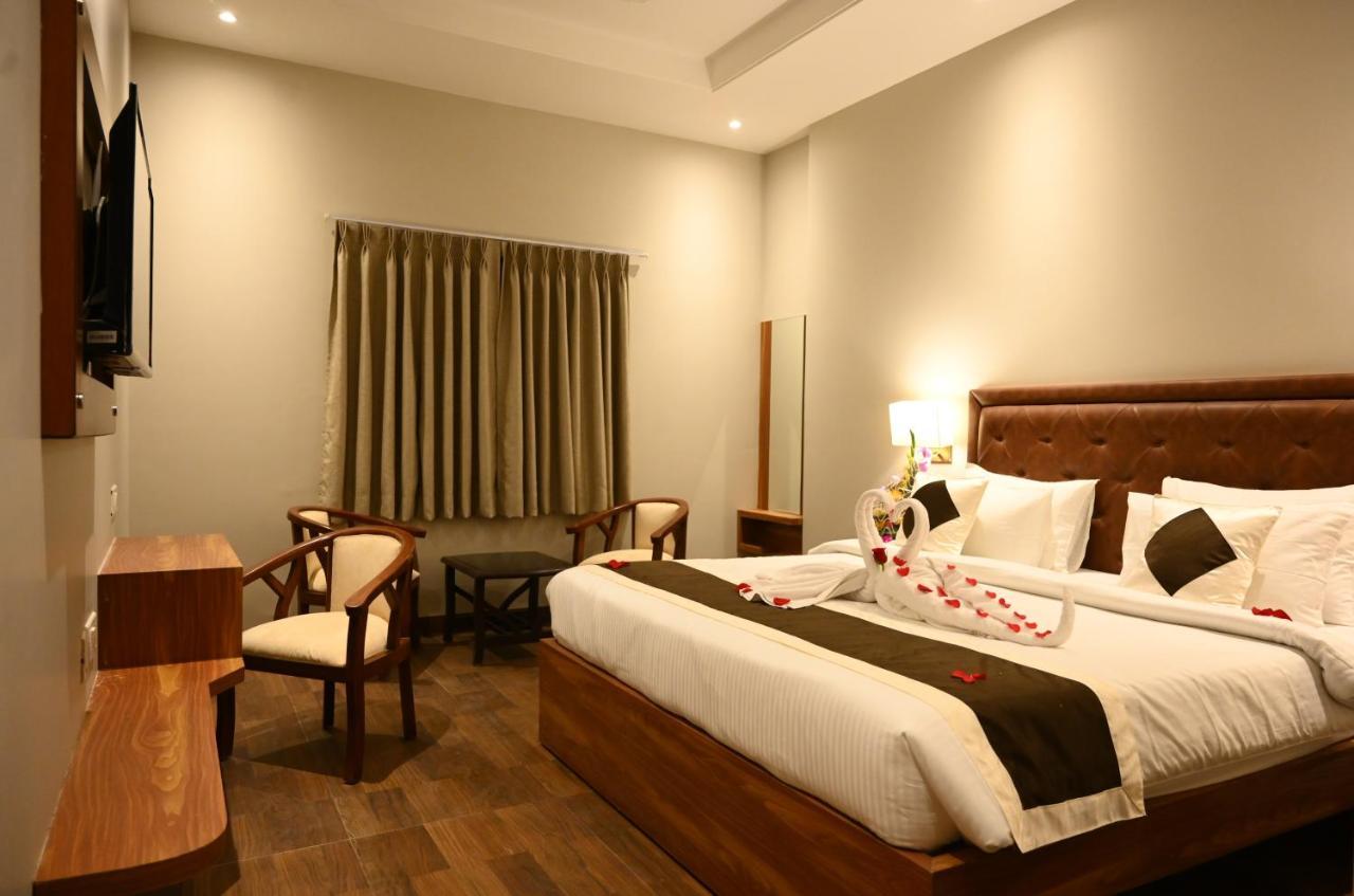 Neel Clarks Inn Express Агра Екстер'єр фото