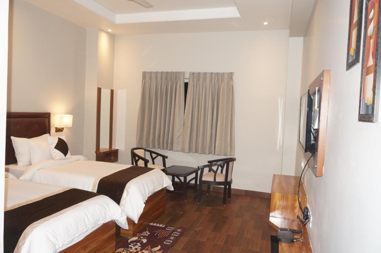 Neel Clarks Inn Express Агра Екстер'єр фото