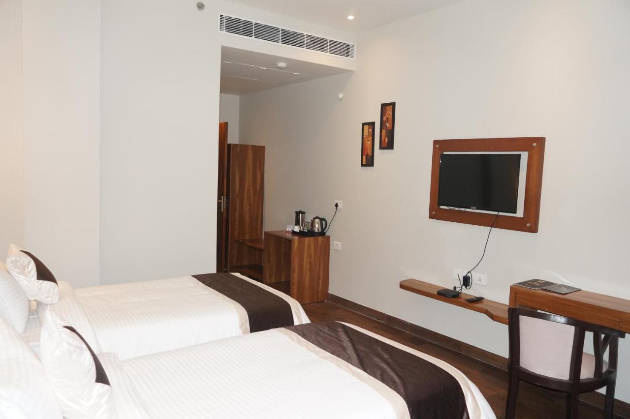 Neel Clarks Inn Express Агра Екстер'єр фото