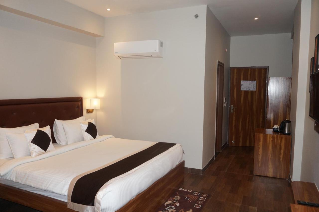 Neel Clarks Inn Express Агра Екстер'єр фото
