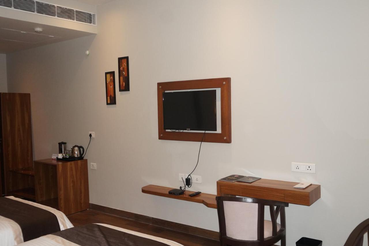 Neel Clarks Inn Express Агра Екстер'єр фото