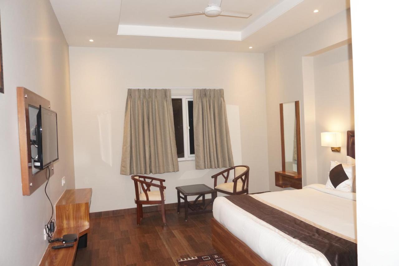 Neel Clarks Inn Express Агра Екстер'єр фото