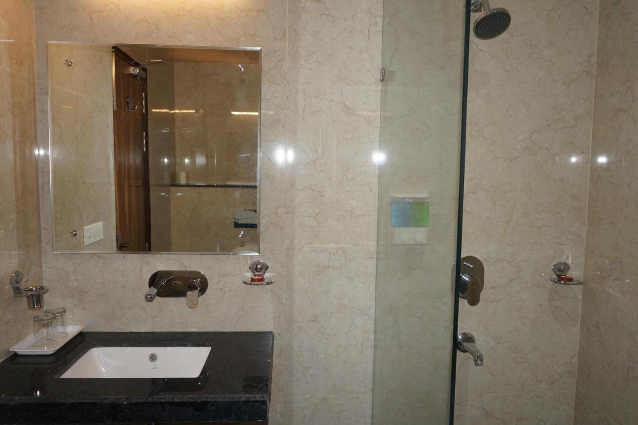 Neel Clarks Inn Express Агра Екстер'єр фото