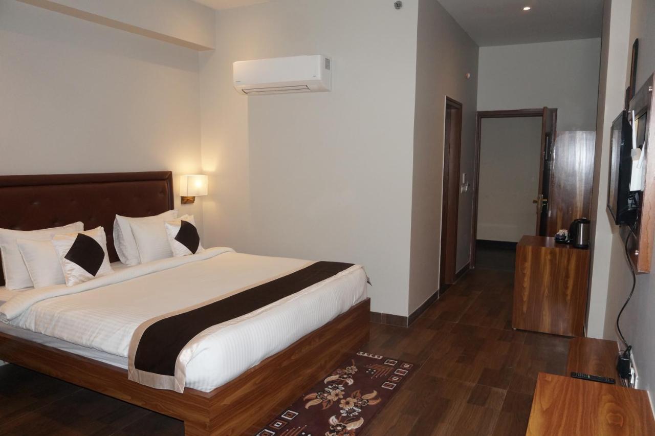 Neel Clarks Inn Express Агра Екстер'єр фото