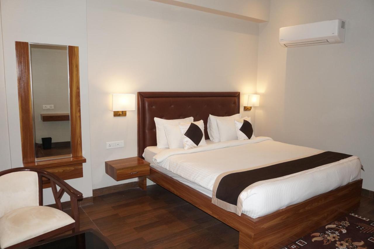 Neel Clarks Inn Express Агра Екстер'єр фото