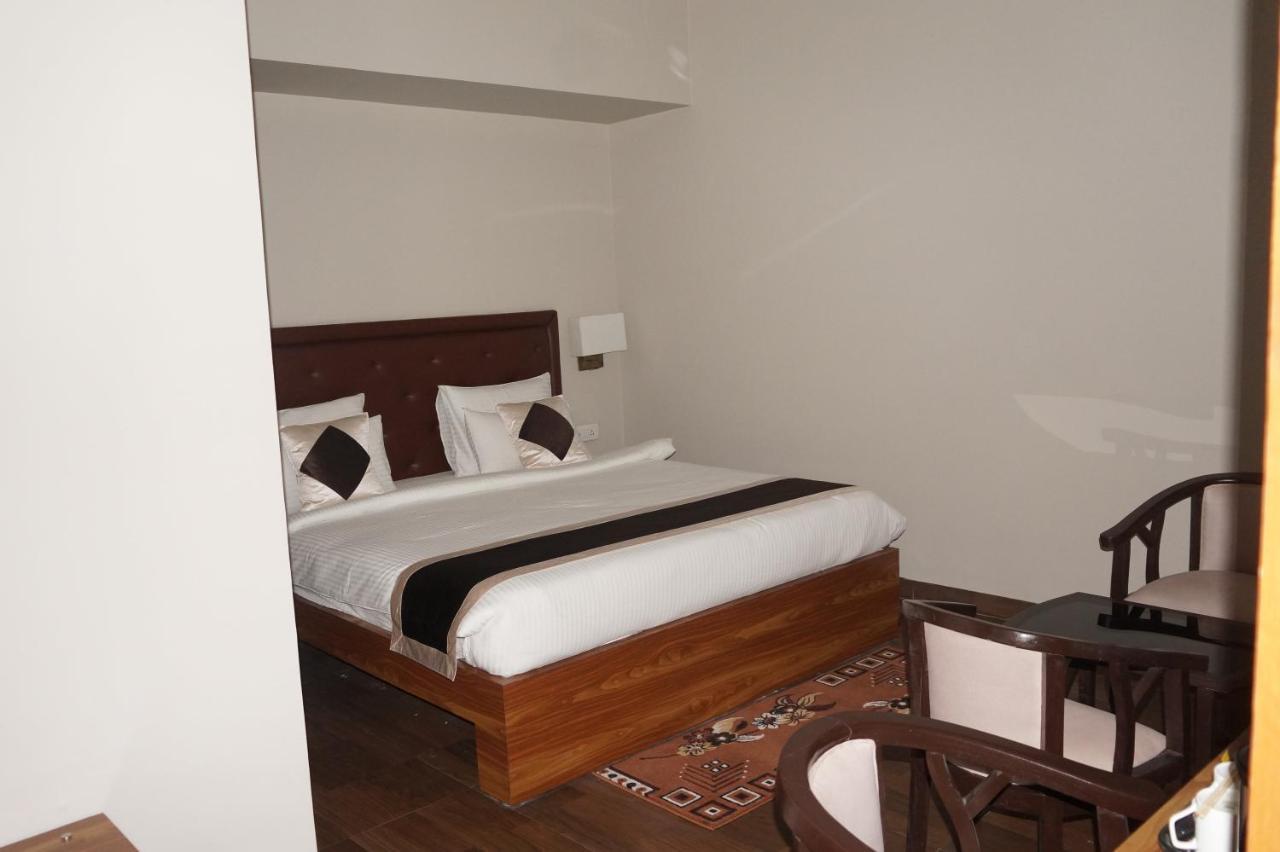 Neel Clarks Inn Express Агра Екстер'єр фото